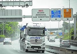 Un vehículo pesado circula bajo uno de los arcos de peaje habilitados en la BI-625 en el entorno de Basauri.