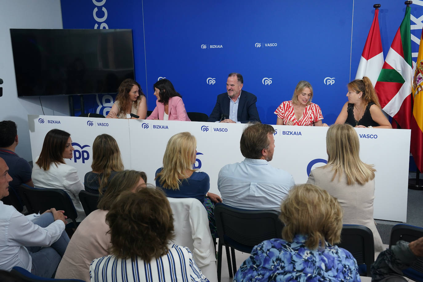 Carlos Iturgaiz, rideado de otros candidatos del PP, en la rueda de prensa de este miérooles.