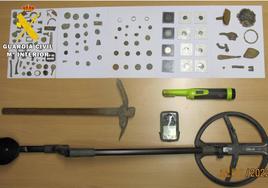 Algunos de los objetos y las herramientas decomisadas al condenado.