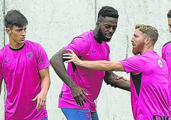 Iñaki Williams y Muniain, en un entrenamiento en Lezama.