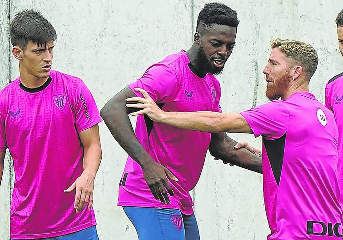 Iñaki Williams y Muniain, en un entrenamiento en Lezama.