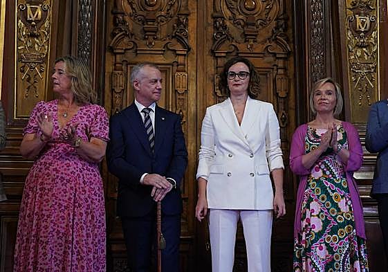 Etxanobe, acompañada de Teresa Laespada (izquierda), Iñigo Urkullu y Ainara Basurko.