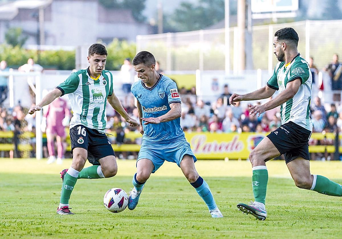 Galarreta conduce el balón ante Morante y el central criado en Santutxu Rubén Alves.