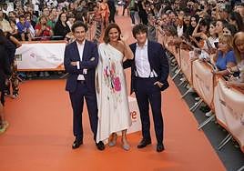 El trío de 'Masterchef' vuelve a elegir la capital alavesa para presentar el concurso entre famosos.