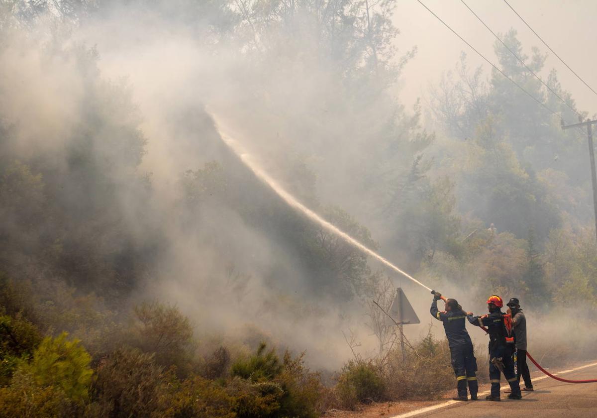 Bomberos trabajan en la extinción de un fuego en Grecia.