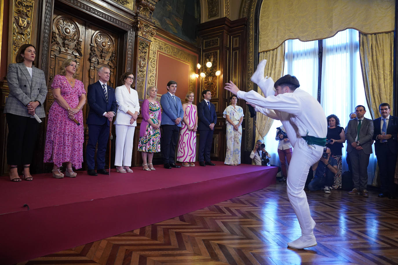 El Gobierno foral asiste a un aurresku junto a Iñigo Urkullu.