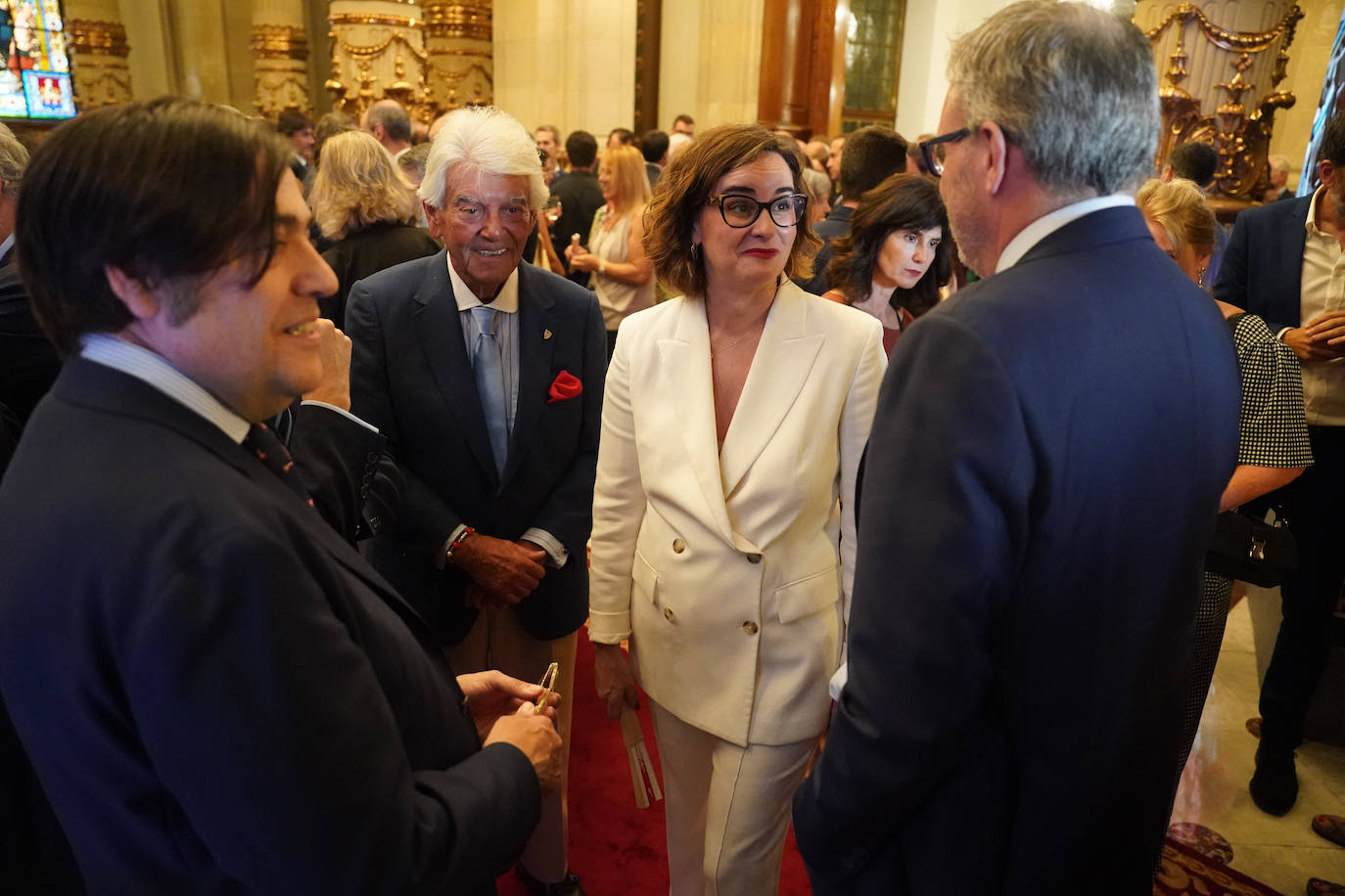 Los expresidentes del Athletic Fernando García Macua, José Julián Lertxundi, la diputada general Elixabete Etxanobe y el director general de El Correo, Iñigo Barrenechea.