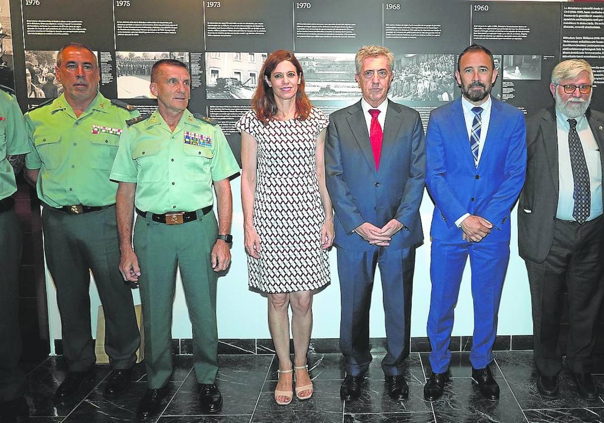 El director general de la Guardia Civil rodeado de mandos, en el Centro Memorial de las Víctimas del Terrorismo.