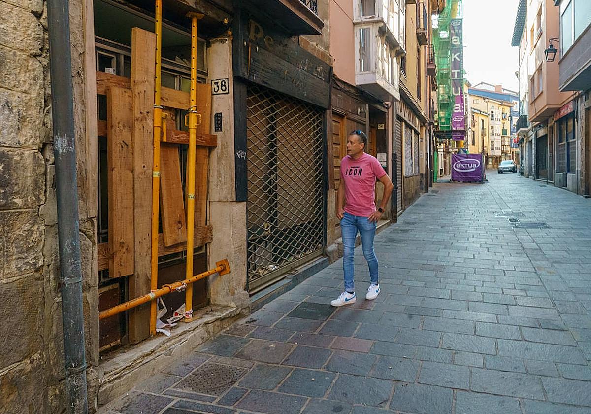 El último intento de okupación abortado por los vecinos evidenció el mal estado del número 38 de Santo Domingo.