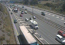 Afluencia de tráfico a la altura de Ugaldebieta, dirección Cantabria.