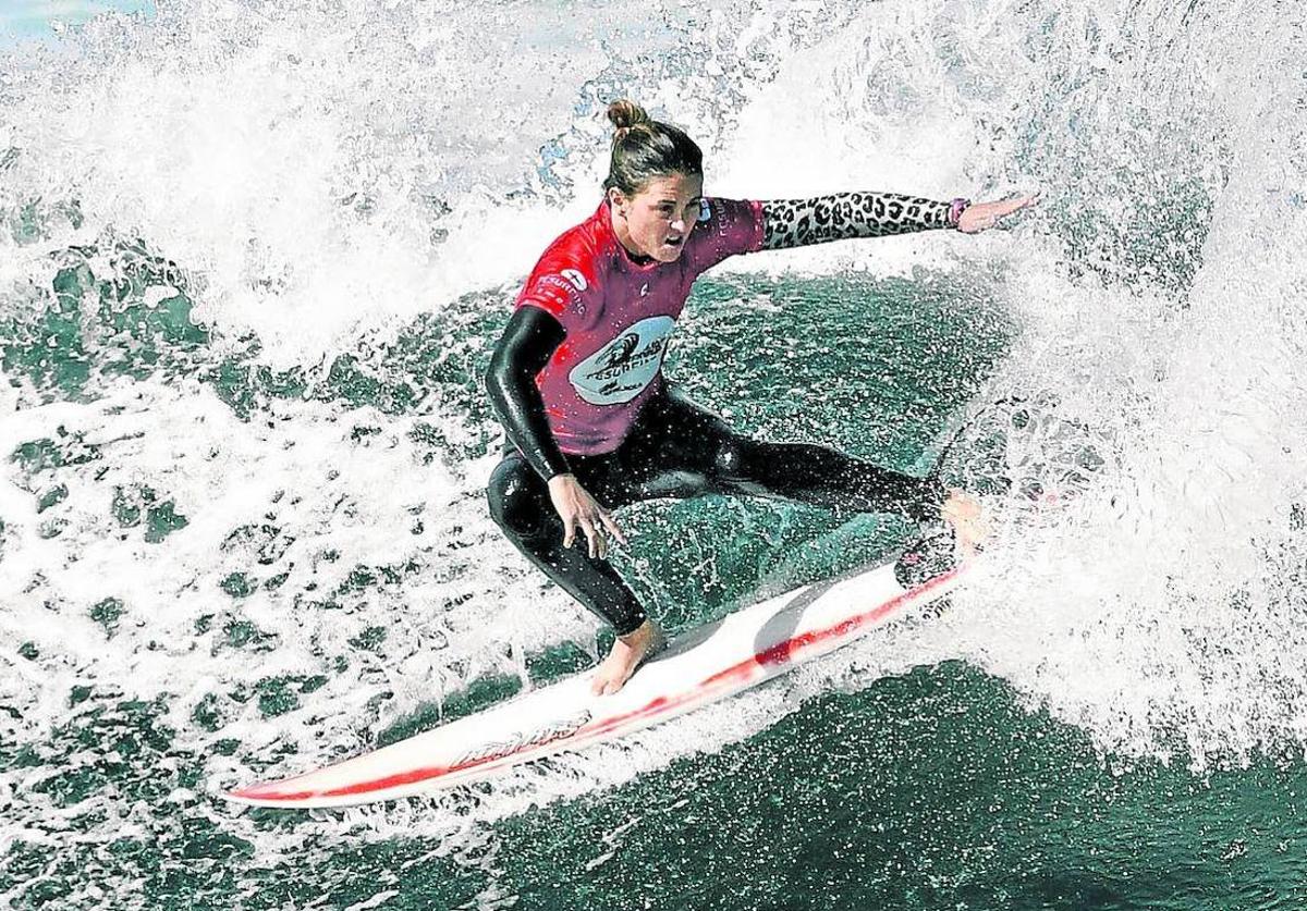 Leticia Canales surfea una ola.