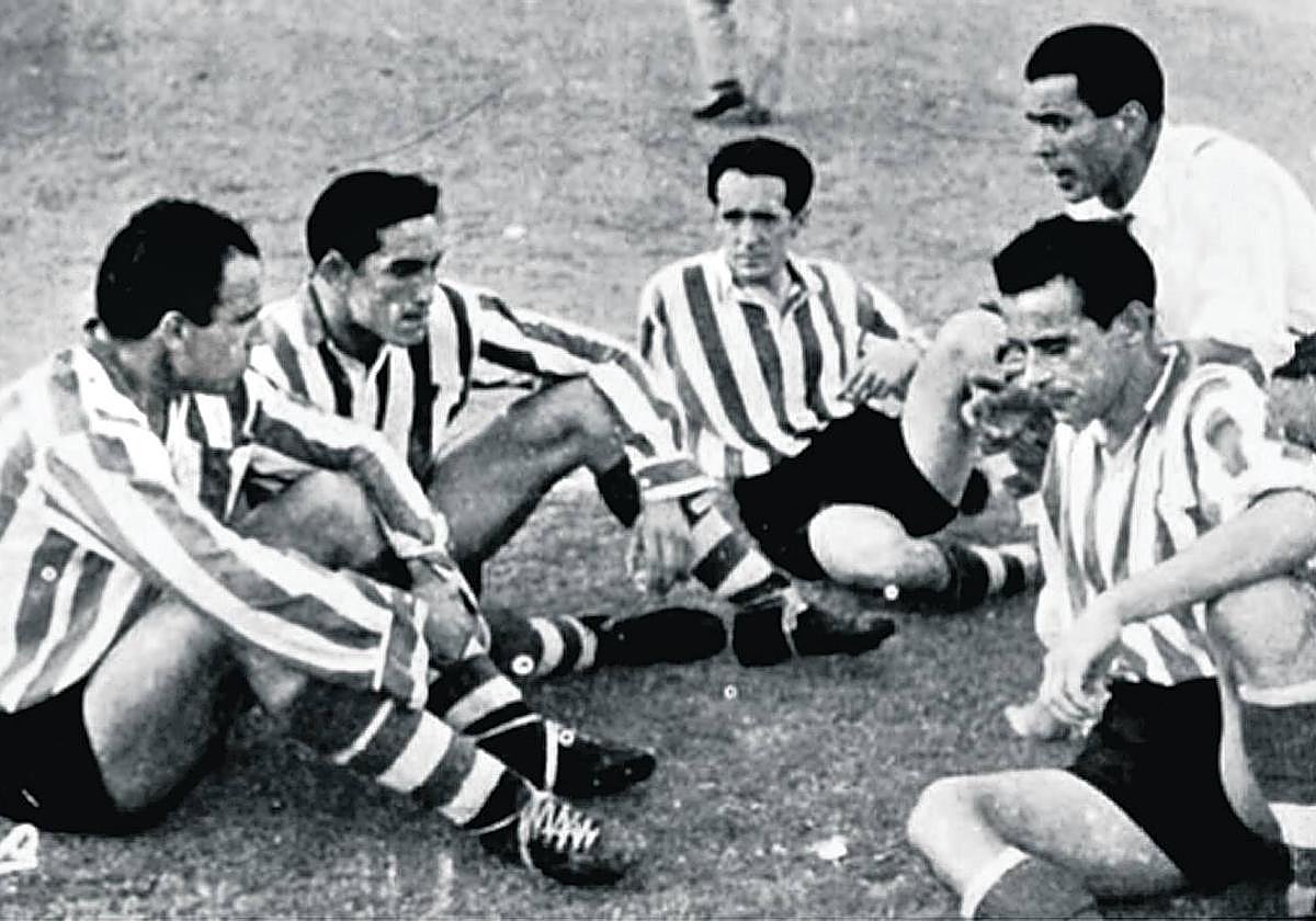 Iraragorri transmite instrucciones a Zarra, Venancio, Iriondo y Panizo antes del inicio de la prórroga en la final de Copa del 28 de mayo de 1950 entre el Athletic de Bilbao y el Valladolid
