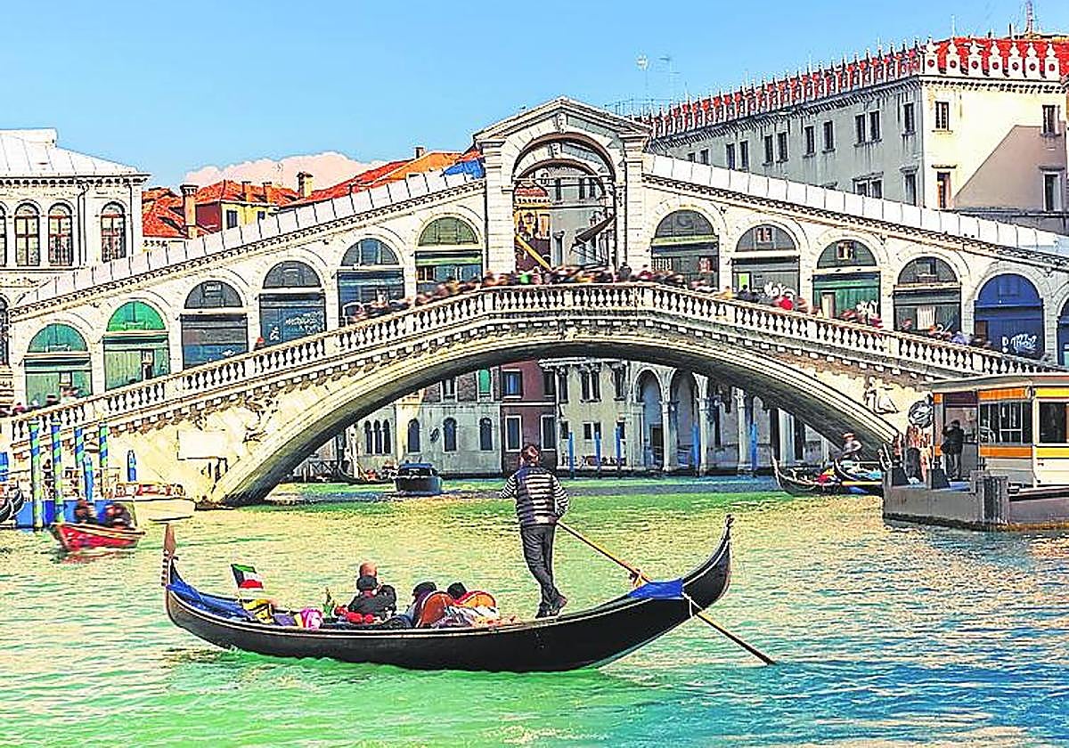 Góndola ante el Puente Rialto.
