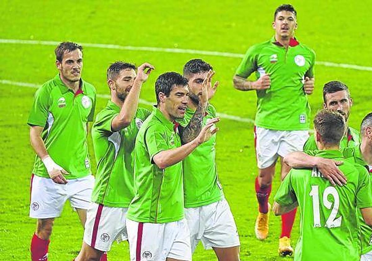 Los jugadores de Euskal Selekzioa celebran un gol en su último partido.