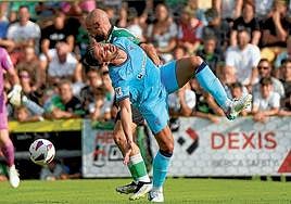 Yeray, en una acción del partido de Cayón contra el Racing