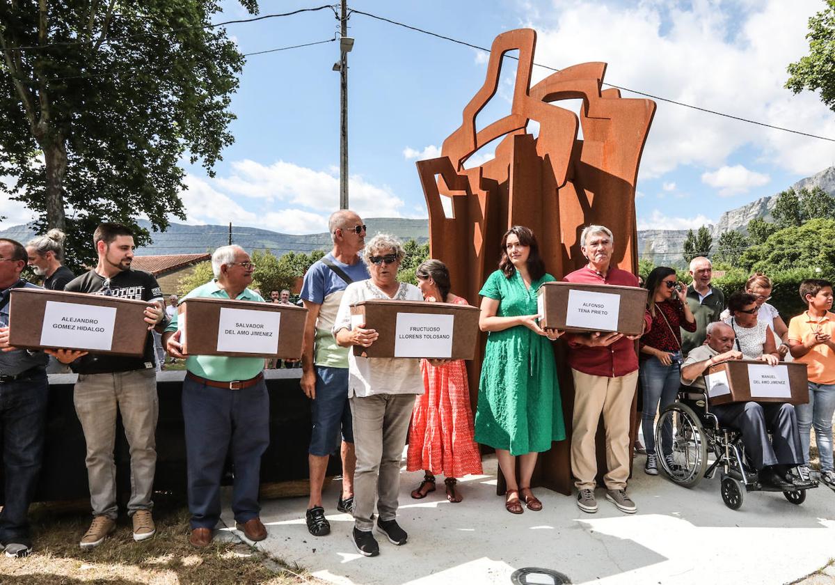 Familiares de los cinco fallecidos en la prisión de Orduña cuyos cuerpos se han recuperado reciben sus restos mortales