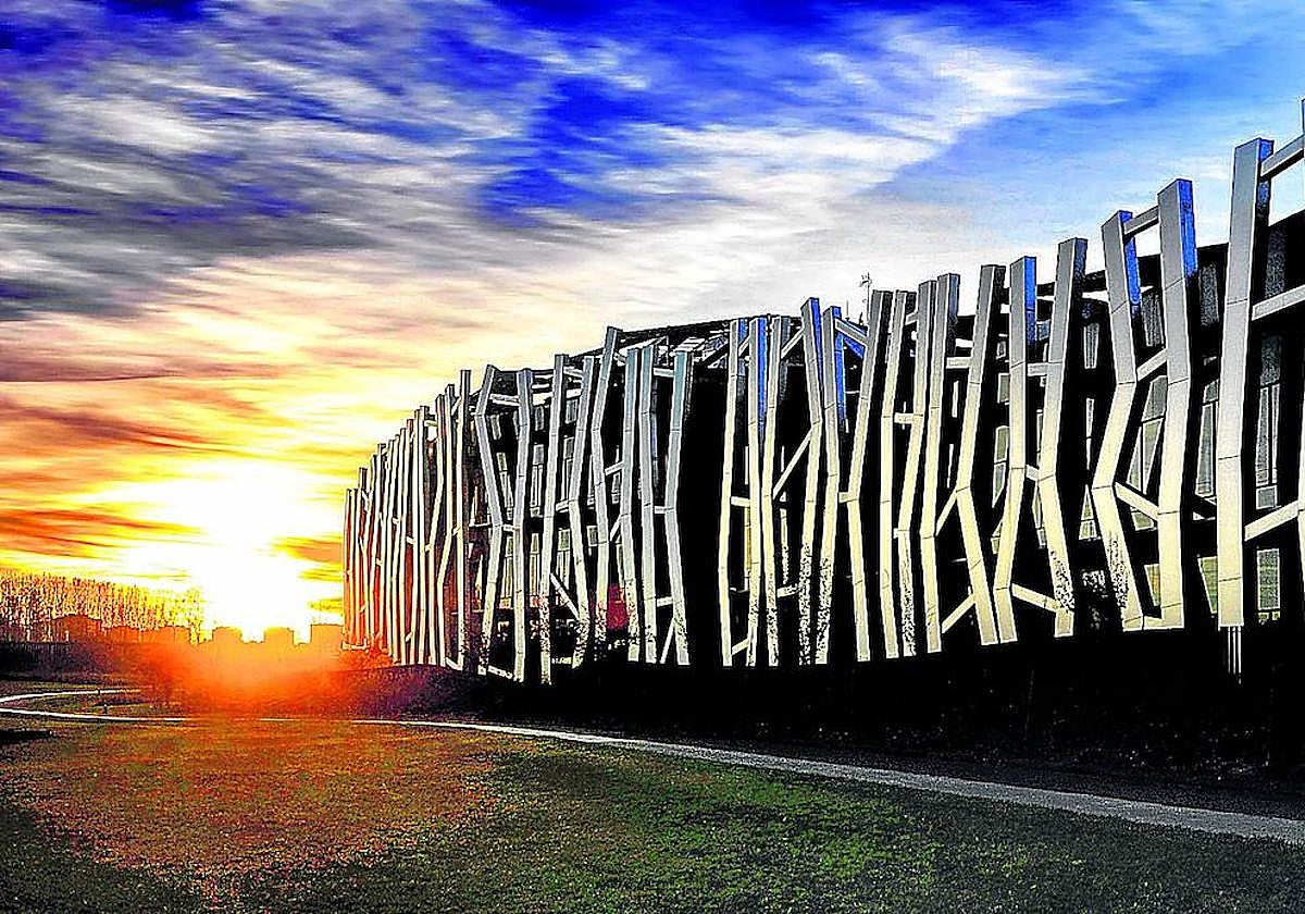 Kutxabank nos dejó un muerto en forma de edificio vacío que ahora ocupa en parte Euneiz.