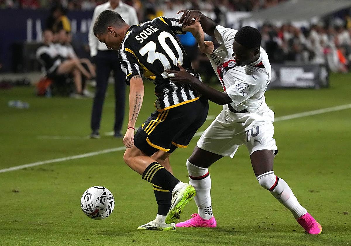 Un jugador del Juventus pugna por el balón con uno del Milán, en el tradicional choque del Calcio.