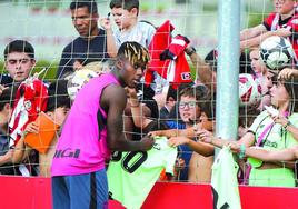 Nico firma autógrafos a unos niños en un entrenamiento en Lezama de esta temporada.