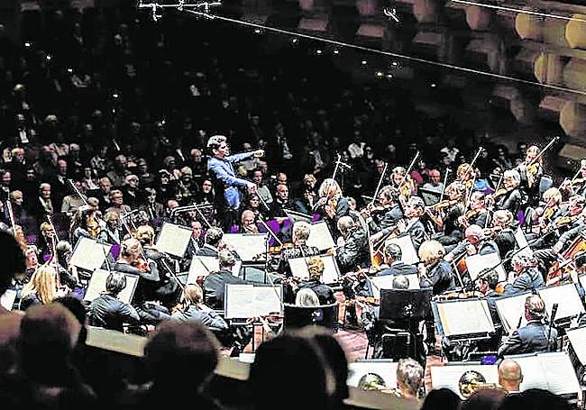 La Filarmónica de Rotterdam, con su director, Lahav Shani.