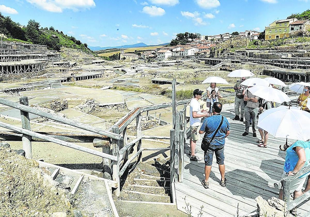 El Valle Salado de Añana colgó ayer el cartel de 'completo' en catorce de las visitas que realizó.