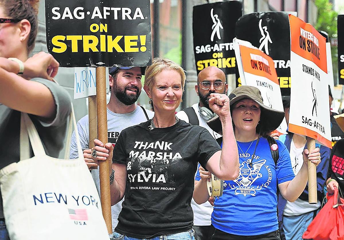 Cynthia Nixon, la inolvidable Miranda de 'Sexo en Nueva York', se manifiesta frente a las oficinas de Netflix y Warner Bros en Nueva York.