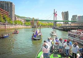 La Procesión Náutica de la amatuxu se acerca al puente de La Salve.