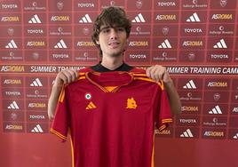 Julen Jon Guerrero posa con la camiseta de la Roma.