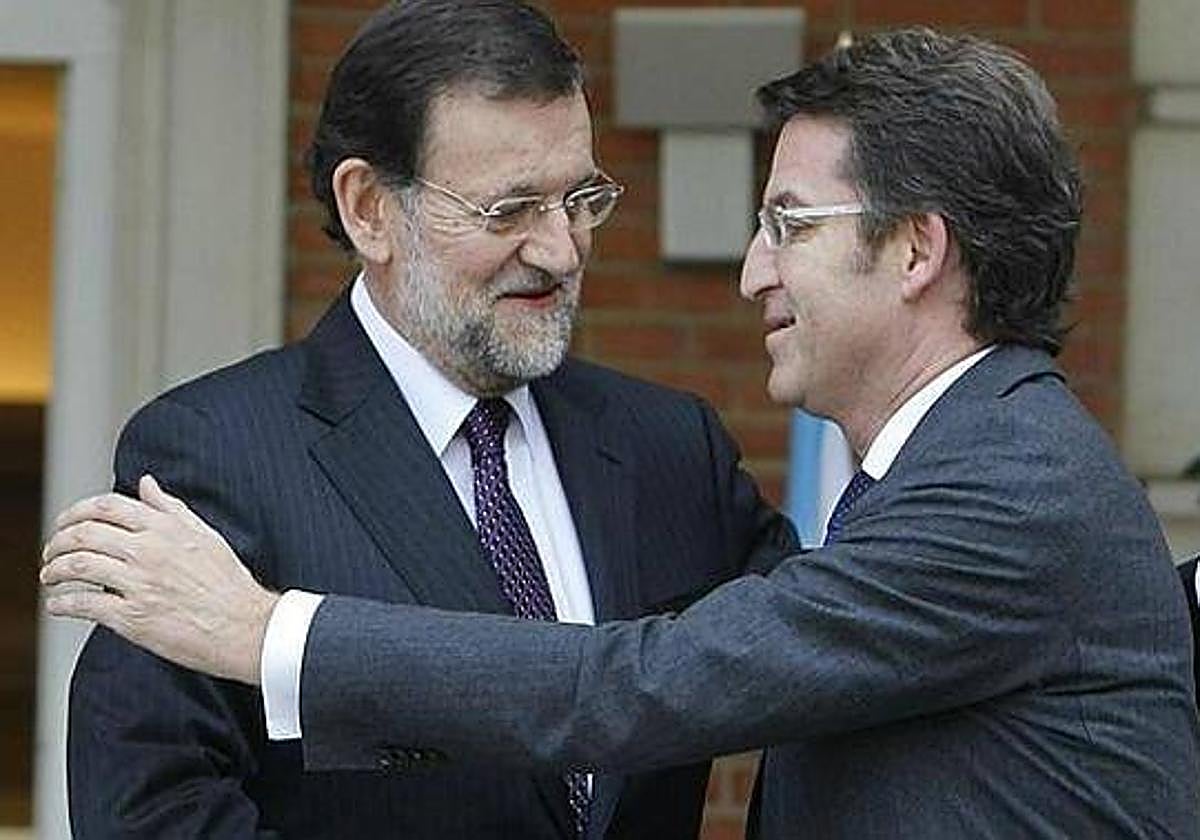 Rajoy abraza a Feijoo en La Moncloa.