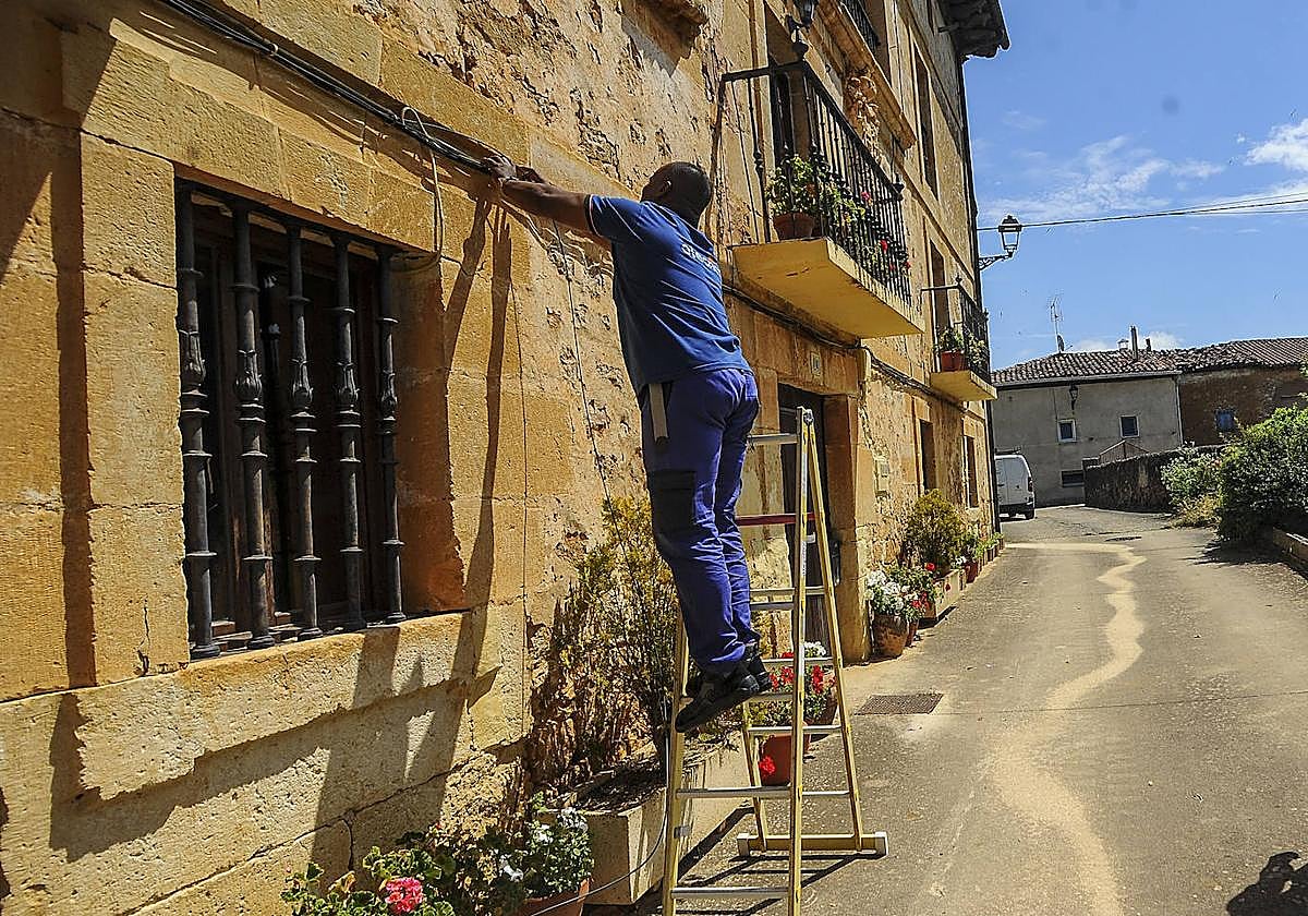 Un operario instala cable de fibra óptica en Lagrán.