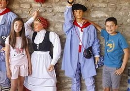 Iratxe Calvo y Amets Busto posan con los muñecos de Edurne y Celedón.