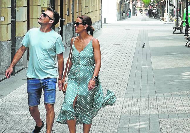 Dos personas en una calla Ledesma vacía.