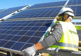 Imagen de uin empleado de Ingeteam instalando las placas solares de un parque de generación de electricidad.