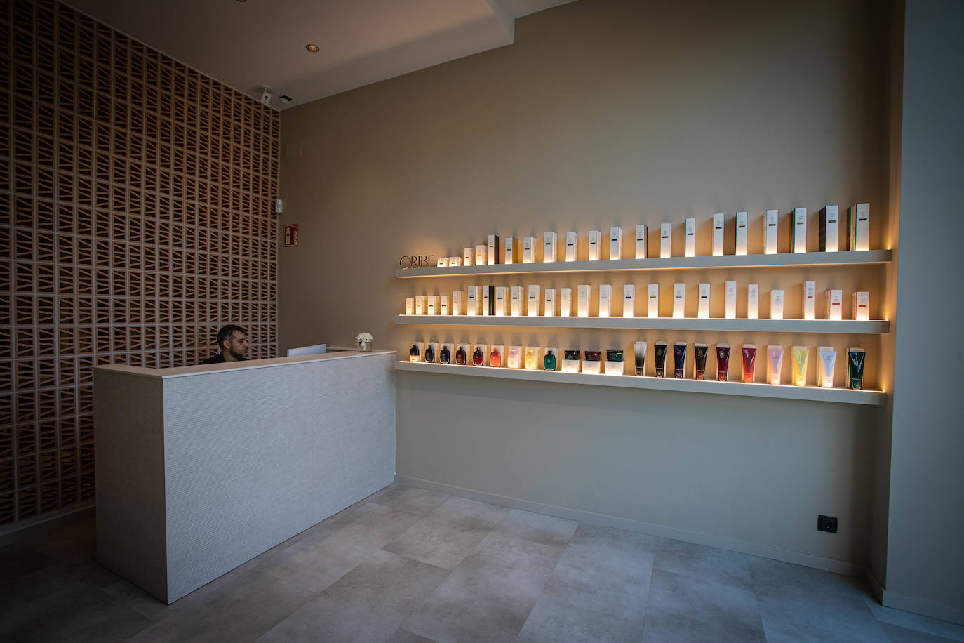 La nueva peluquería de diseño en Bilbao a la que puedes llevarte al perro y comer frente al Guggenheim