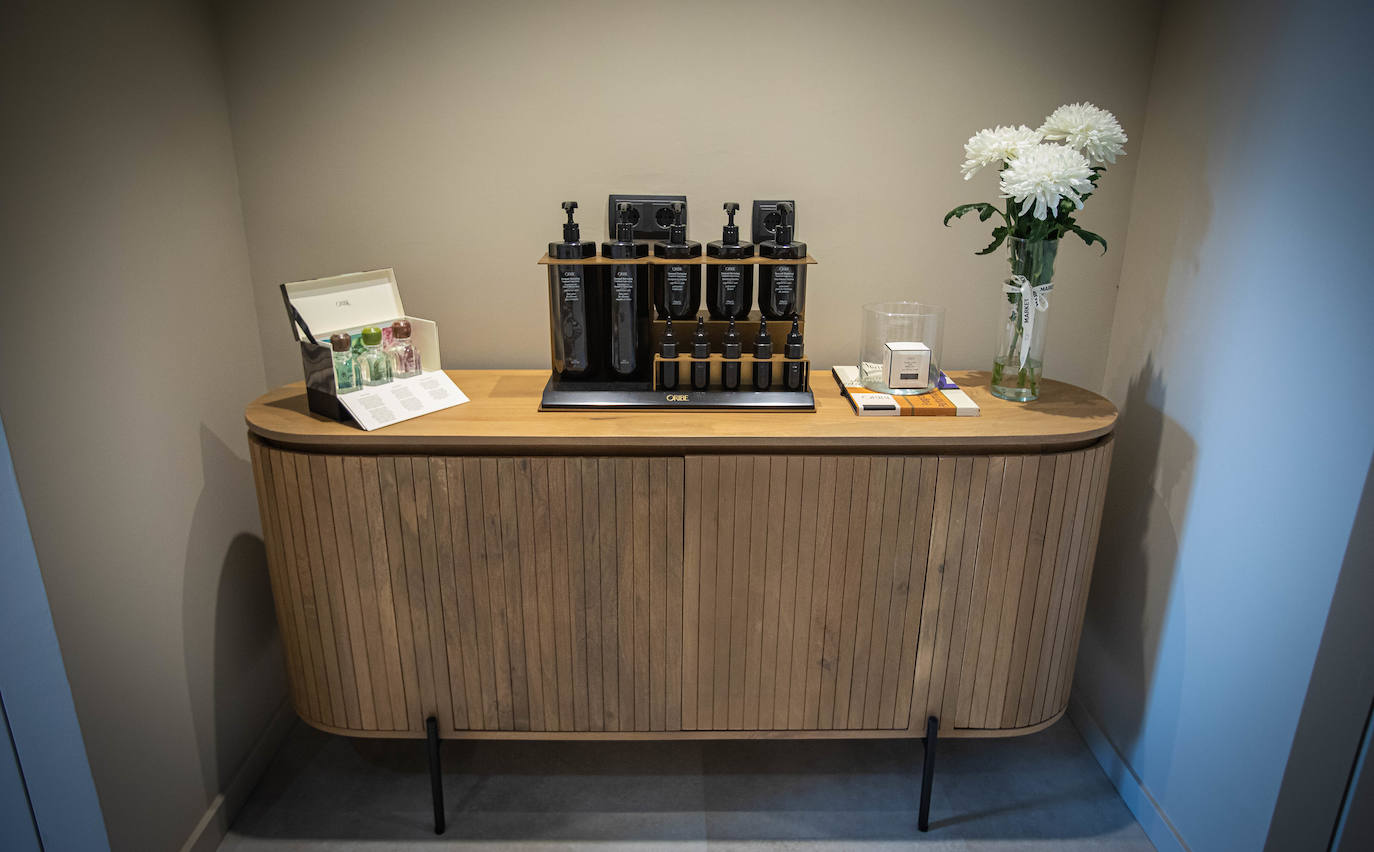 La nueva peluquería de diseño en Bilbao a la que puedes llevarte al perro y comer frente al Guggenheim