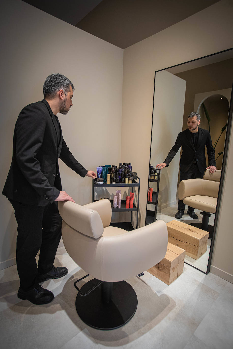 La nueva peluquería de diseño en Bilbao a la que puedes llevarte al perro y comer frente al Guggenheim