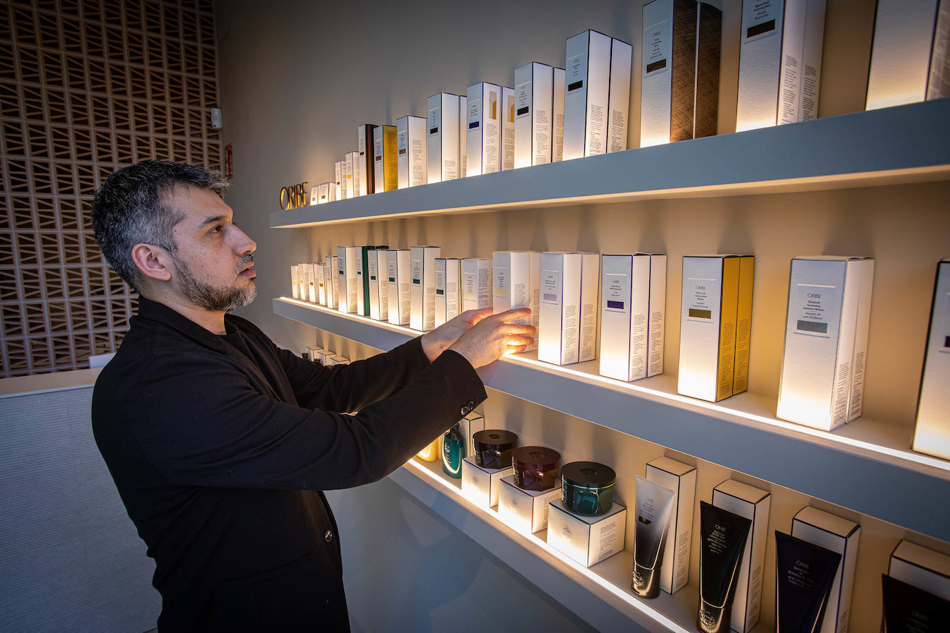 La nueva peluquería de diseño en Bilbao a la que puedes llevarte al perro y comer frente al Guggenheim