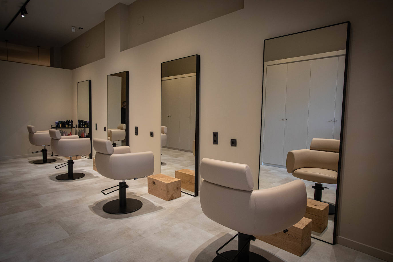 La nueva peluquería de diseño en Bilbao a la que puedes llevarte al perro y comer frente al Guggenheim
