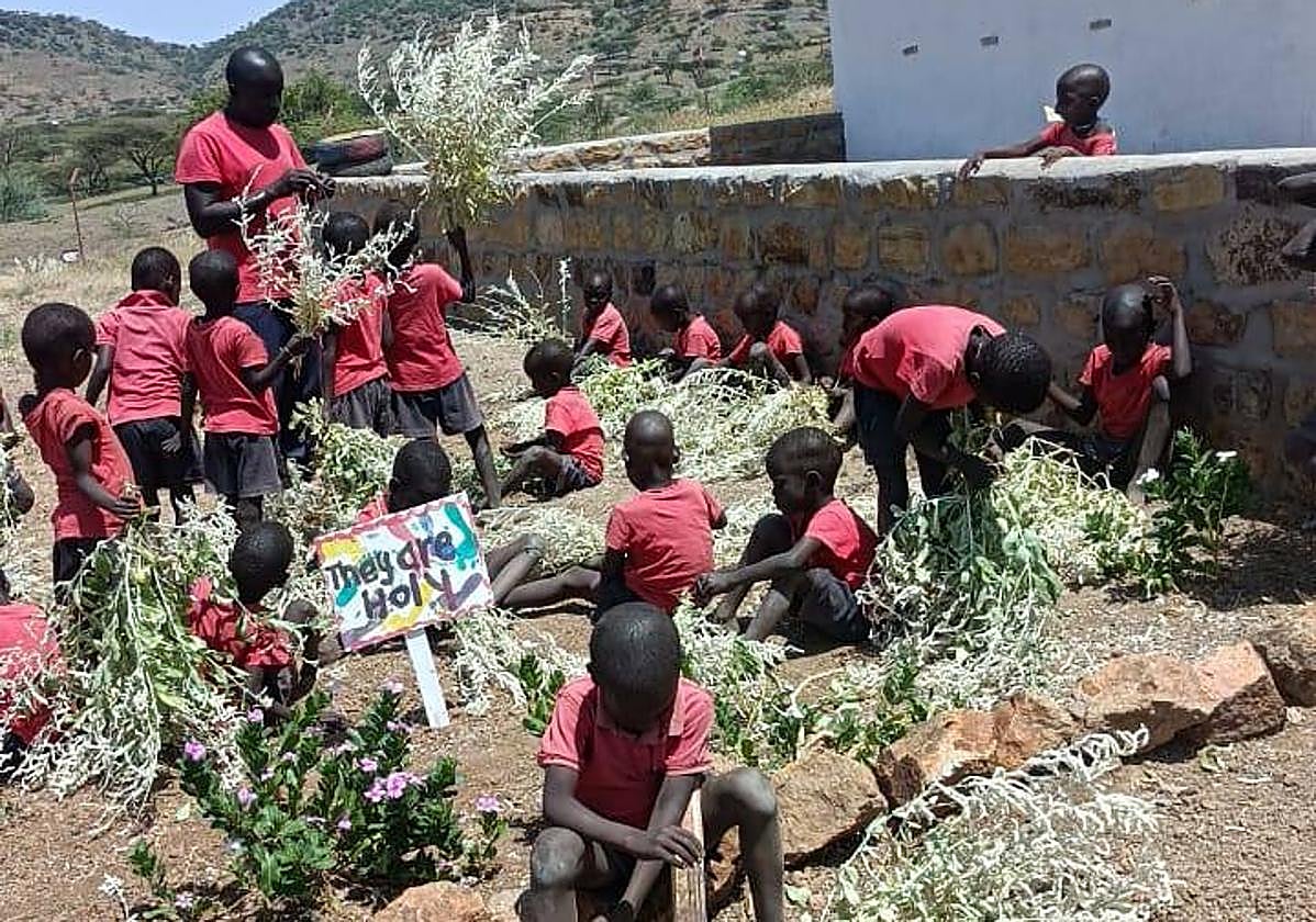Alumnos de Pole-Pole Olabide en el huerto de la escuela.