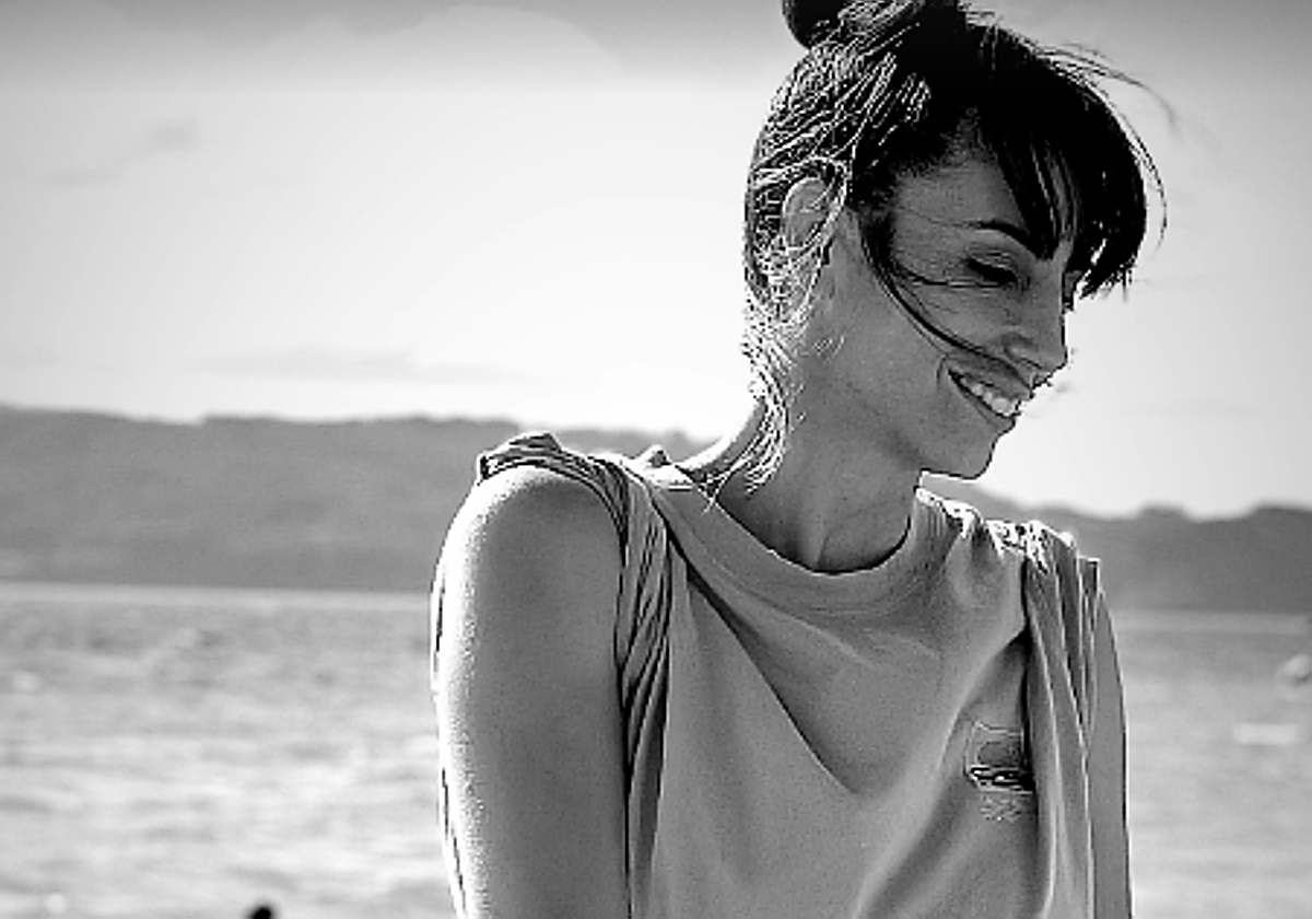 Almudena Cid se relaja en la playa ajena a la polémica por la paternidad de Christian Gálvez