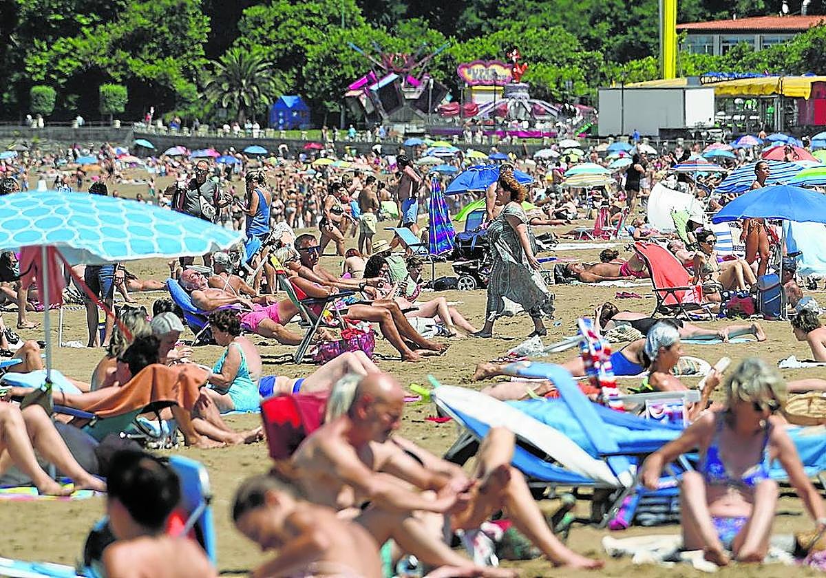La playa de Ereaga abarrotada de gente un caluroso día del pasado julio.