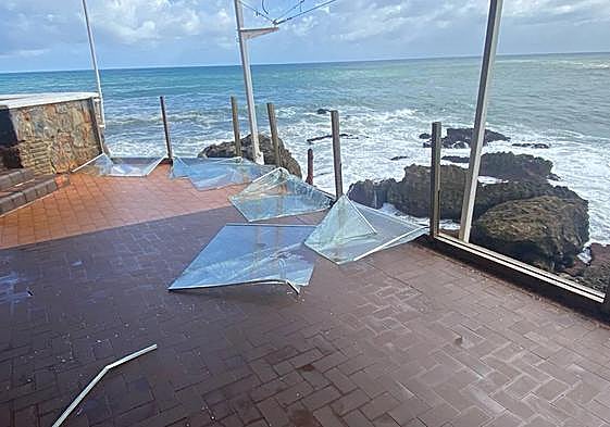 El fuerte oleaje ha destrozado la valla de cristal del club de pesca de atún de Lekeitio.