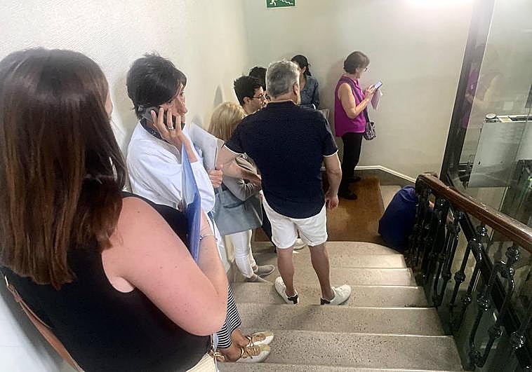 La cola de opositores subía esta mañana por la escalera del pabellón de Gobierno del hospital de Basurto, en cuya planta baja está Recursos Humanos.
