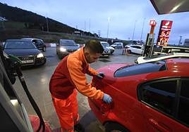 El alza del precio en el carburante se produce el mes en el que la DGT estima que habrá más desplazamientos, unos 49 millones.