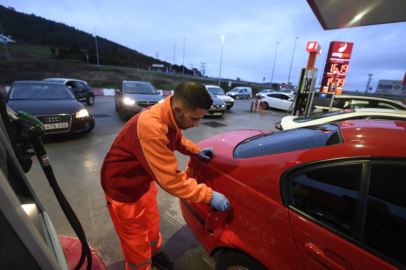 El alza del precio en el carburante se produce el mes en el que la DGT estima que habrá más desplazamientos, unos 49 millones.