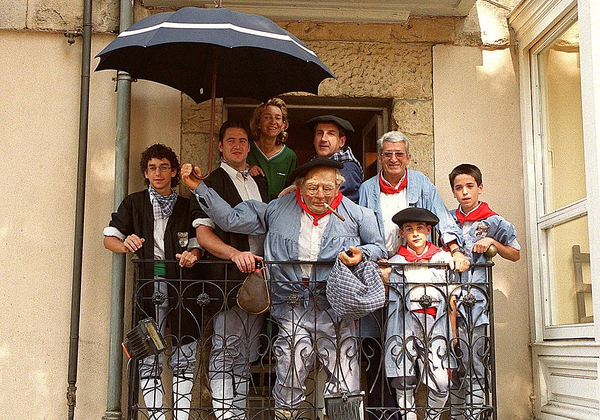 En 2001. Los vitorianos reciben a Gorka Ortiz de Urbina en su primer año como Celedón con 40.000 botellas de cava y el humo de 20.000 puros. Mientras tanto él admira el jolgorio desde la Balconada junto a Iñaki Landa, el anterior aldeano de Zalduondo (1980-2000), y el txiki del momento, Markel Beltrán de Heredia. El único consejo que le dio su 'cicerone' para ese momento es que fuese «él mismo».