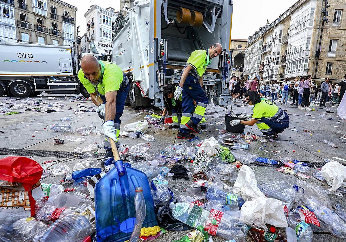 Los operarios se afanan en retirar los residuos de la Virgen Blanca.