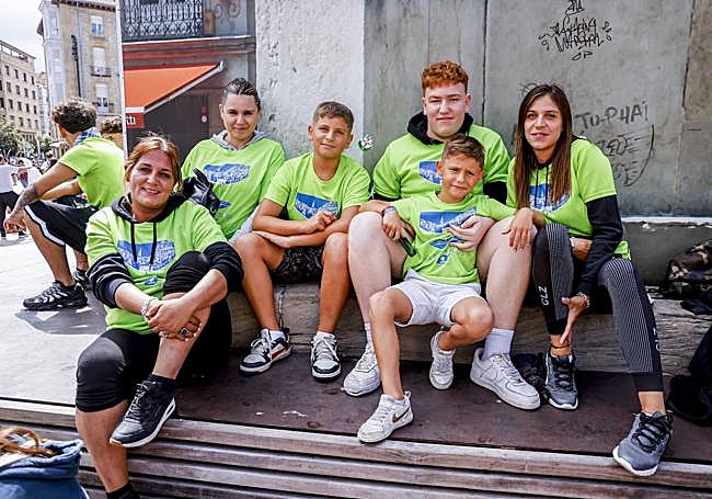 Las amigas Miren Gurutz, Silvia González y Tamara Antolín, junto a sus hijos Kelian Antolín, Aimar Carsi y Abel Velasco.