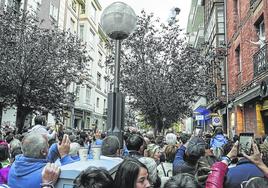 Cientos de personas asisten al inicio del descenso de Zuridonna, en la calle Rioja.