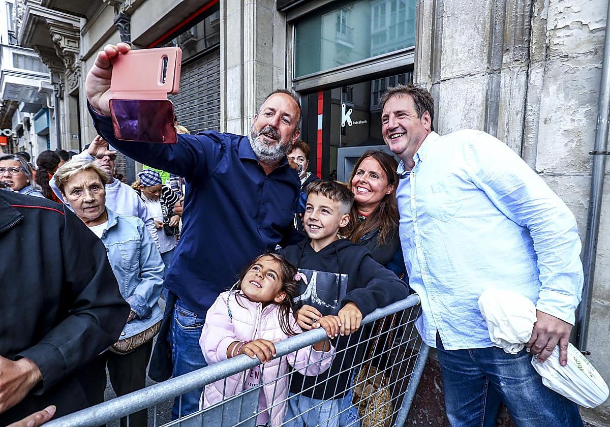 Una familia se fotografia con Gorka Ortiz de Urbina antes de su último paseillo